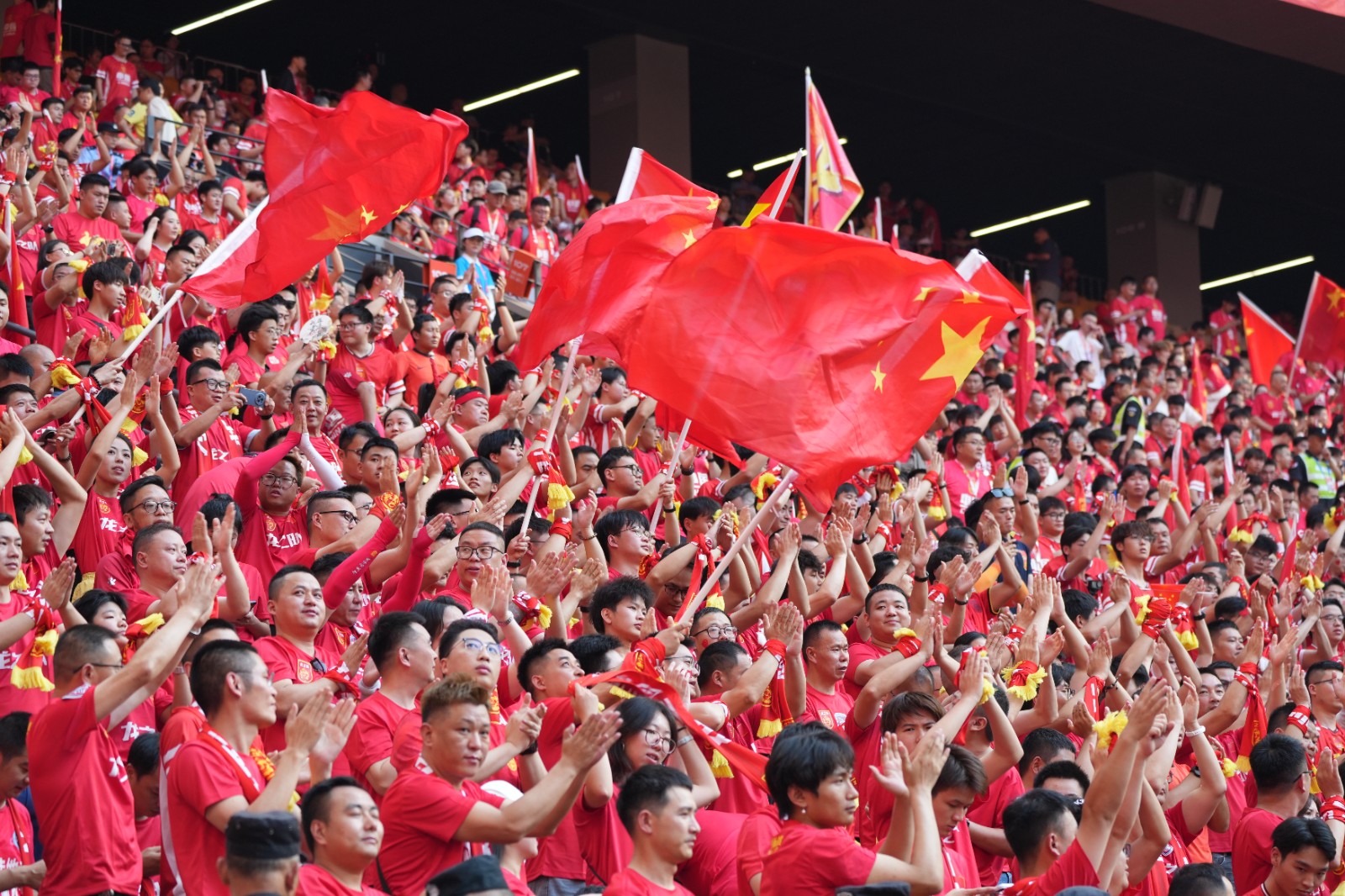 英雄联盟竞猜_世界杯赛场上，球员们团结奋斗争取胜利