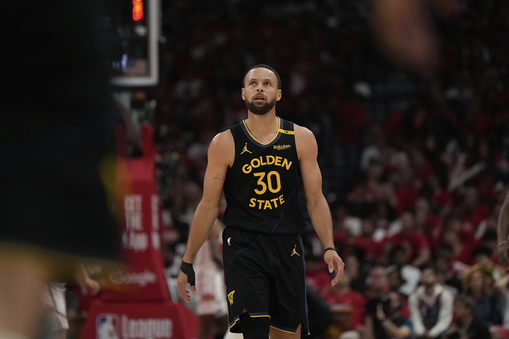 关于勇士NBA击败国王，库里三分制胜的信息