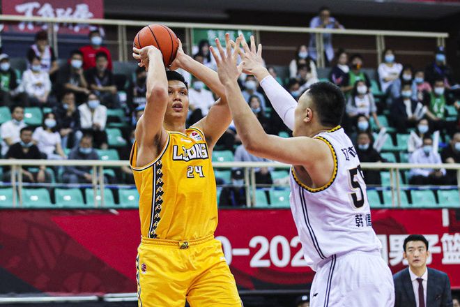 替补登场建功，板凳深度体现(板凳球员和替补球员)